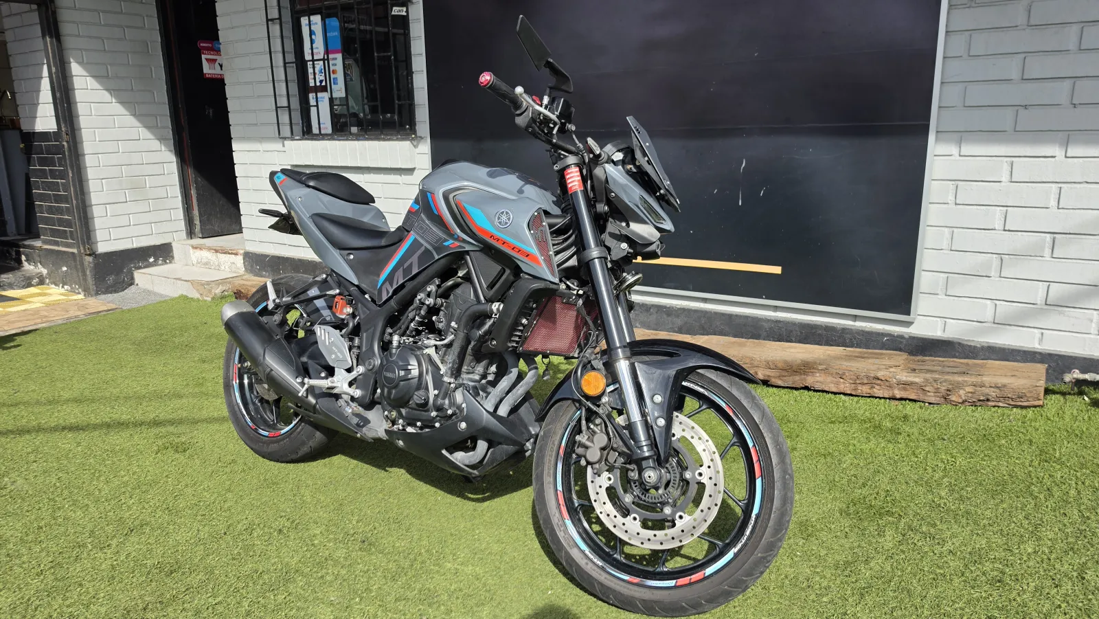 Yamaha MT 03 foto 2